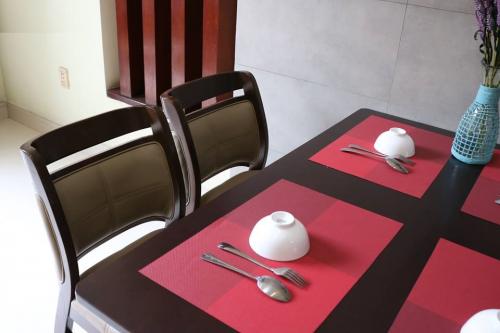 Những mẫu bàn ghế ăn gỗ tự nhiên đẹp giá rẻ đang được ưa chuộng