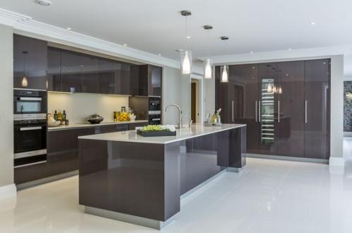 Tư vấn thiết kế tủ bếp gia đình với chất liệu acrylic hiện đại