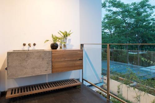 Gia chủ Hà Nội lấy cảm hứng sửa nhà từ khúc gỗ bạn tặng